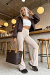 Modelujące spodnie flare Dream Fit Regular Latte